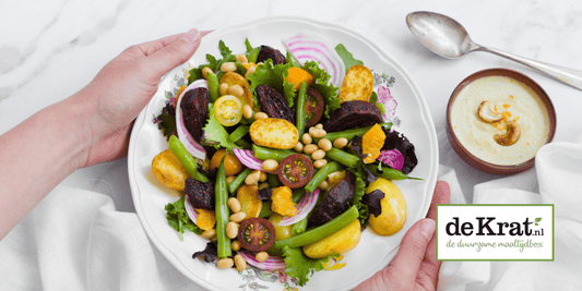 Gezonde recepten zonder triggers. Royale maaltijdsalade met chioggia en rode biet, sperziebonen, sinaasappel en pittige cashewdressing